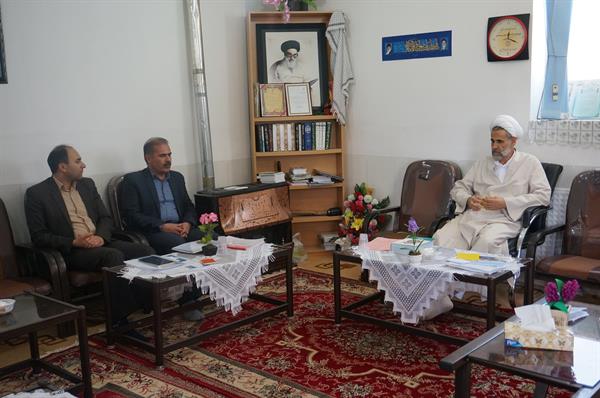 مدیر کل ارتباطات و فناوری اطلاعات استان چهارمحال و بختیاری با امام جمعه شهرستان کیار دیدار و گفتگو کرد