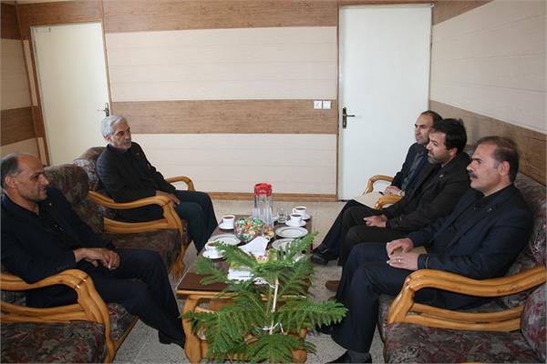 حضور مدیر کل ارتباطات و فناوری اطلاعات استان چهارمحال و بختیاری در جمع کارکنان پست و ابلاغ پیام تبریک به مناسبت 17 مهر روز جهانی پست