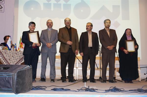تجلیل از نفرات برتر جشنوراه ایده شو با حضور مدیر کل ارتباطات و فناوری اطلاعات استان چهارمحال و بختیاری