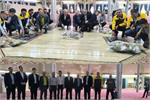 خدمت در کنار تجدید میثاق؛  برپایی میز ارتباطات مردمی و ادای احترام خانواده ارتباطات استان مرکزی به مقام شامخ شهدا