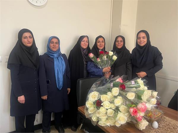 اولین برداشت گل‌های رز گلخانه هوشمند پارک فاوا و اهدای آن به بانوان وزارت ارتباطات